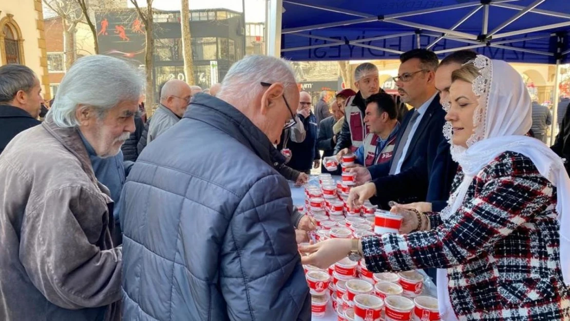 İzmit Belediyesi 12 şehit için Mevlid-i Şerif okutup helva dağıttı