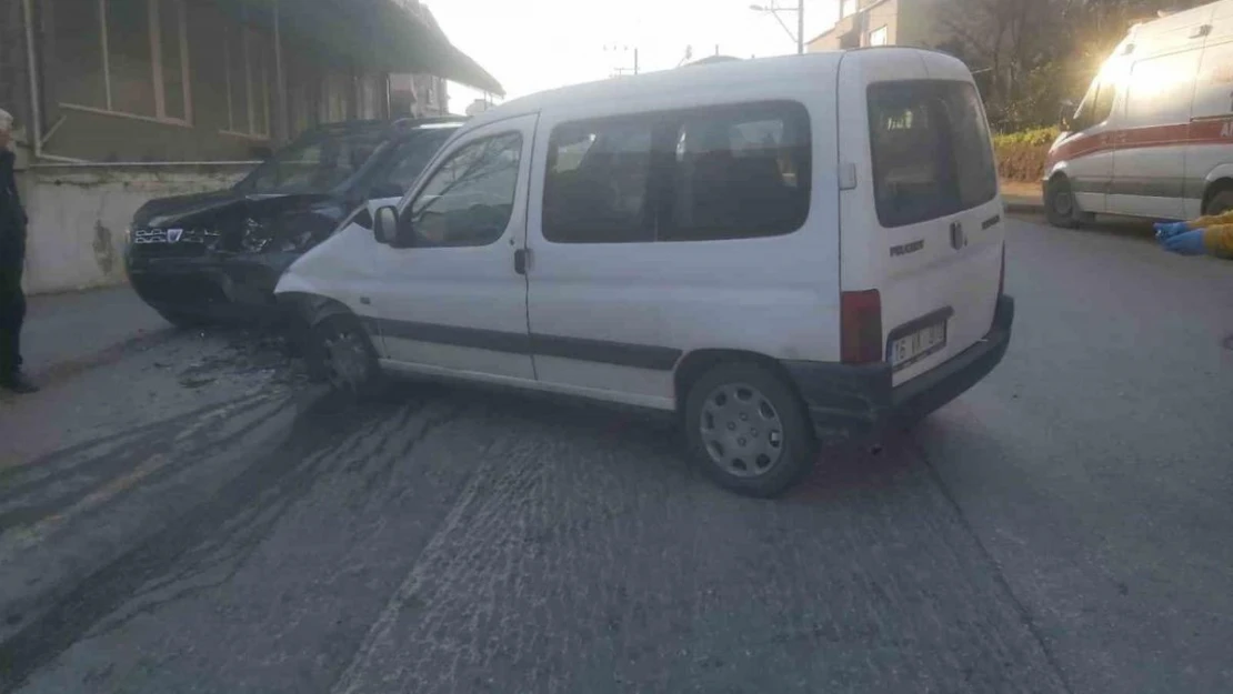 İznik'te otomobiller kafa kafaya çarpıştı: 2 yaralı