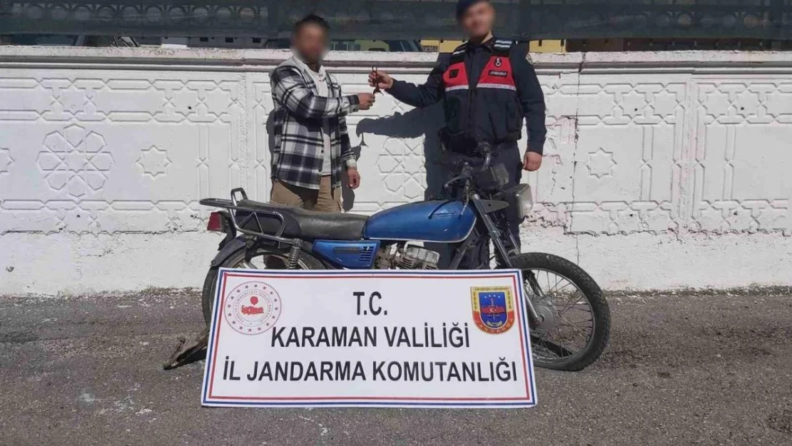 Jandarma 6 ay önce çalınan motosikleti bulup sahibine teslim etti