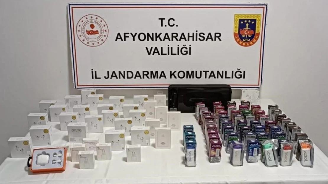 Jandarma durdurduğu araçta onlarca kaçak ürün ele geçirdi