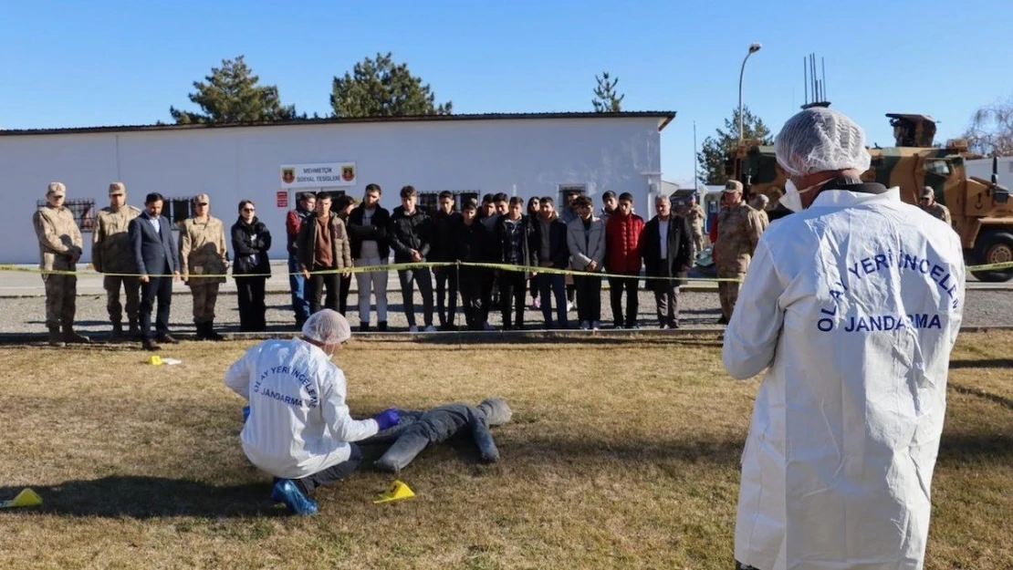 Jandarma ekiplerinden liseli öğrencilere meslek tanıtımı