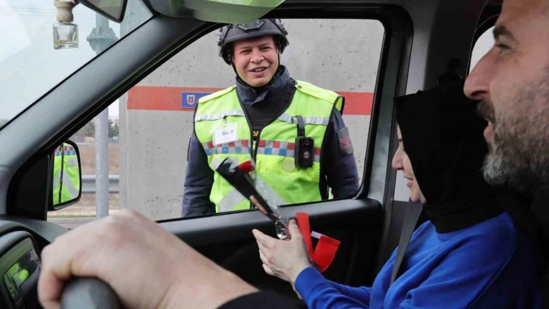 Jandarma kadın şoför ve yolcuların Kadınlar Gününü kutladı