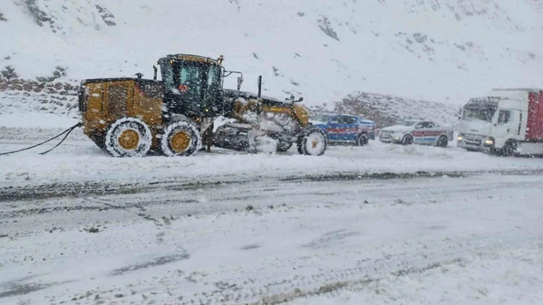 Jandarma karda mahsur olan vatandaşları kurtardı