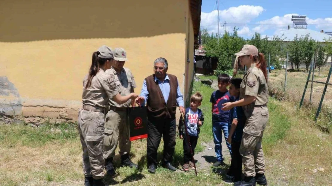 Jandarma, köyün en yaşlısının babalar gününü kutladı