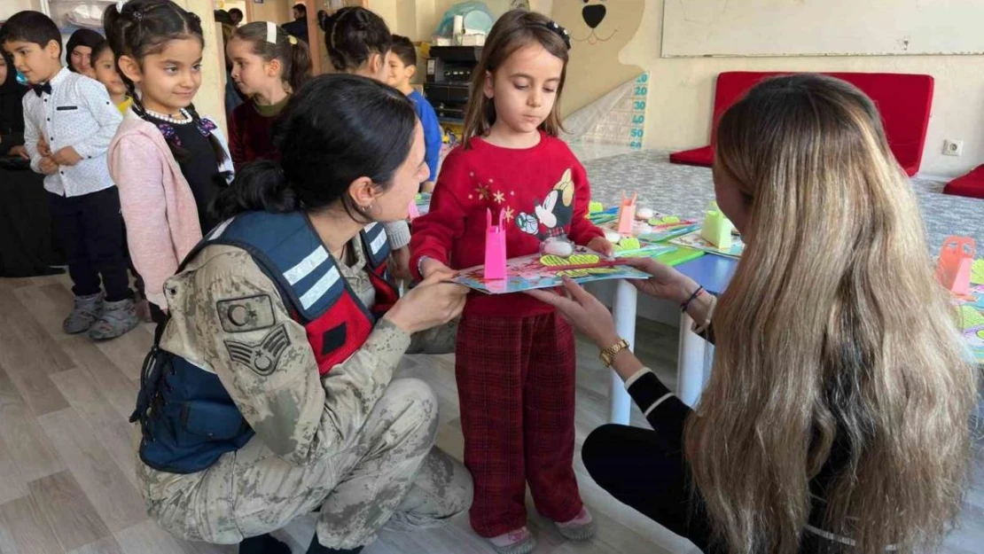 Jandarma öğrencilerin karne heyecanına ortak oldu