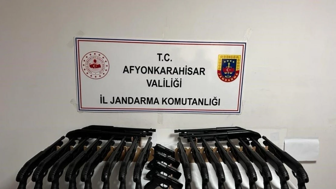 Jandarma ruhsatsız tüfek ve tabanca ele geçirdi