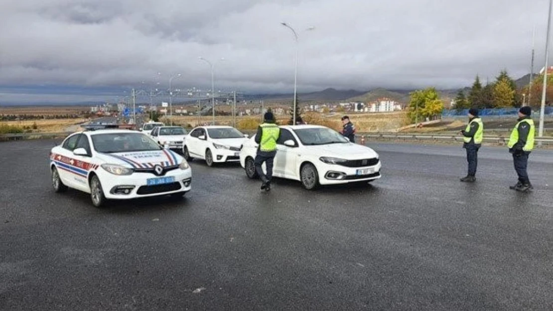 Jandarma trafik denetimlerinde 5 bin 557 sürücü kontrol edildi