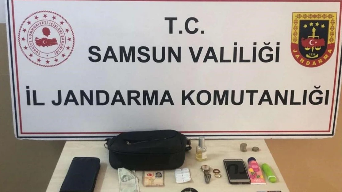 Jandarma yol kenarında bulduğu çantayı sahibine teslim etti