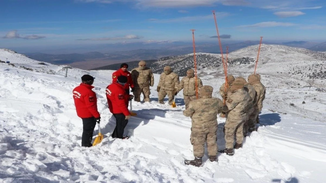 Jandarmadan nefes kesen çığ tatbikatı