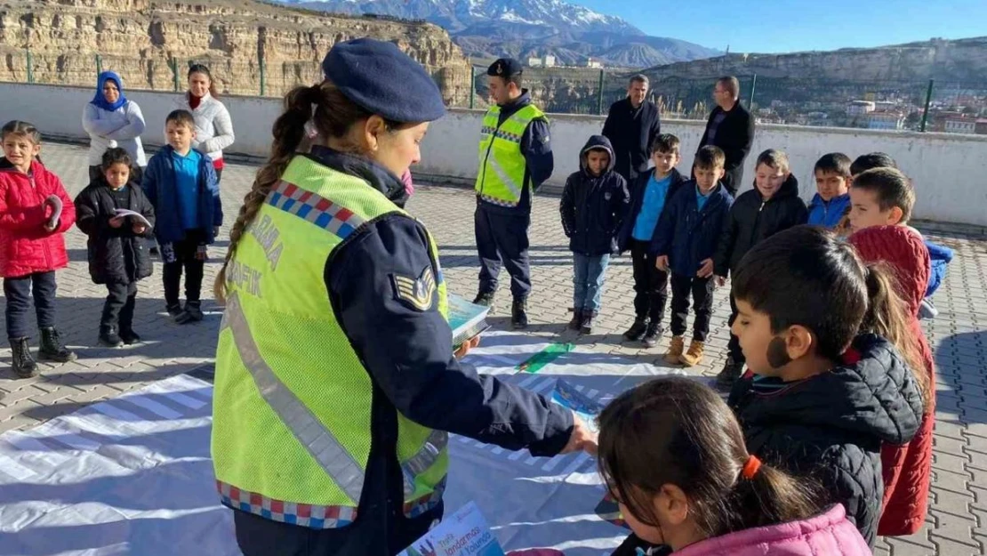 Jandarmadan öğrencilere trafik kuralları eğitimi