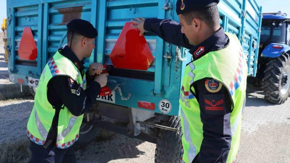 Jandarmadan sürücülere hem reflektör dağıttı hem de eğitim verdi