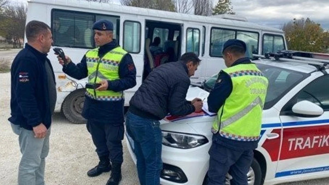 Jandarmanın okul servislerine yönelik trafik denetimleri sürdüyor