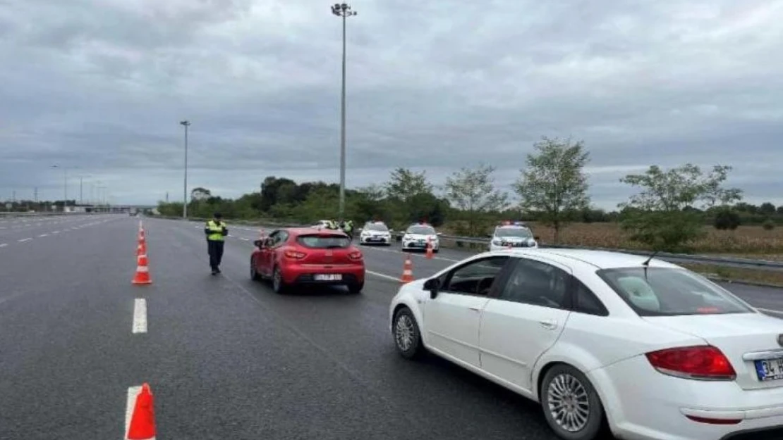 Jandarmanın trafik denetimlerinde bir ayda 897 araç ve 242 sürücü trafikten men edildi