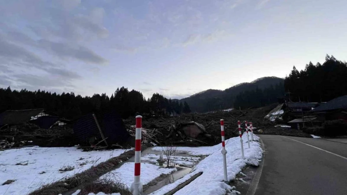 Japonya'daki 7.6'lık deprem sonrası meydana gelen toprak kayması görüntülendi