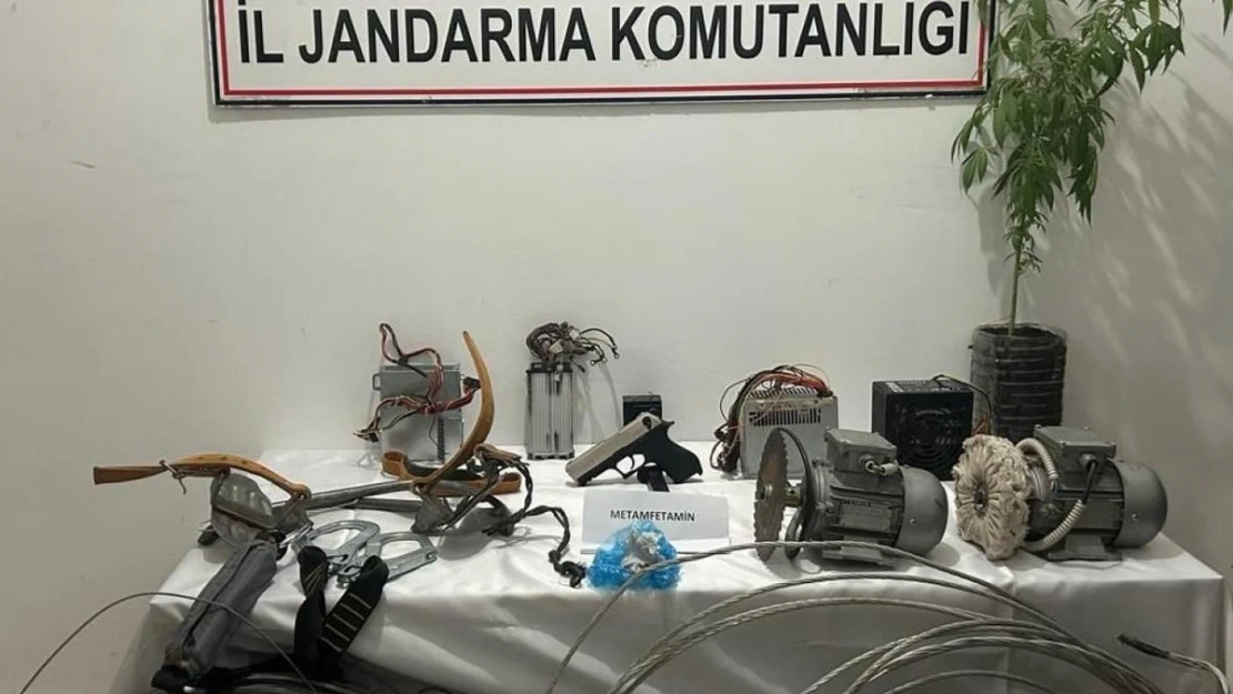 Kablo hırsızları jandarmadan kaçamadı