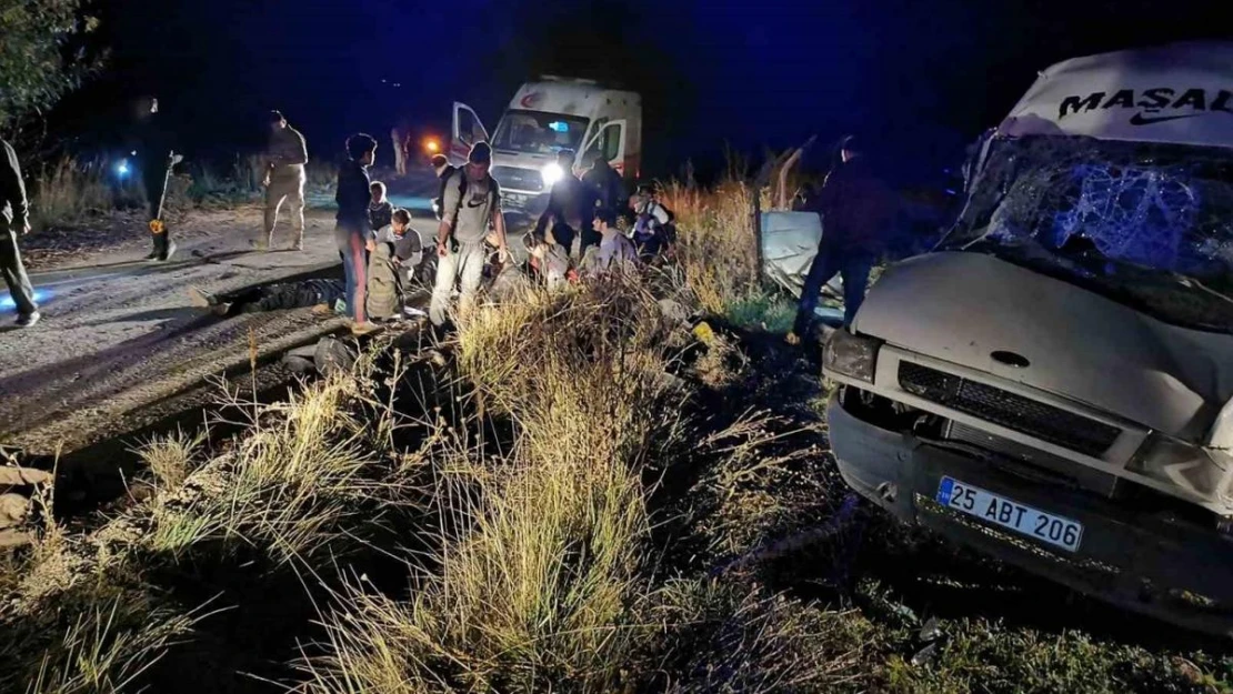 Kaçak göçmenleri taşıyan minibüs devrildi: 20 yaralı