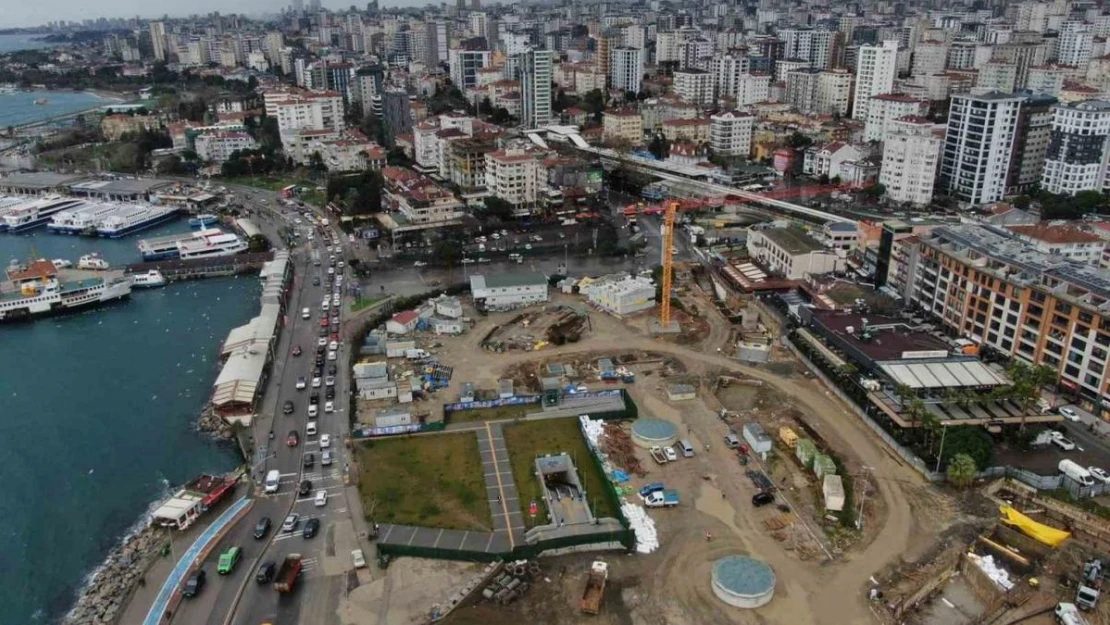 Kadıköy'de Bağdat Caddesi girişine metro engeli: Uzun araç kuyrukları oluştu