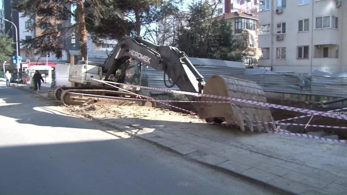 Kadıköy'de önlem alınmayan inşaat alanı tehlike saçıyor