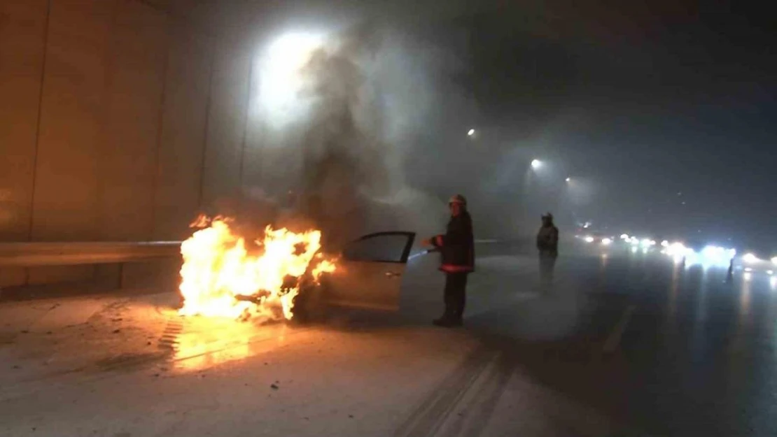 Kadıköy'de otomobil alevlere teslim oldu