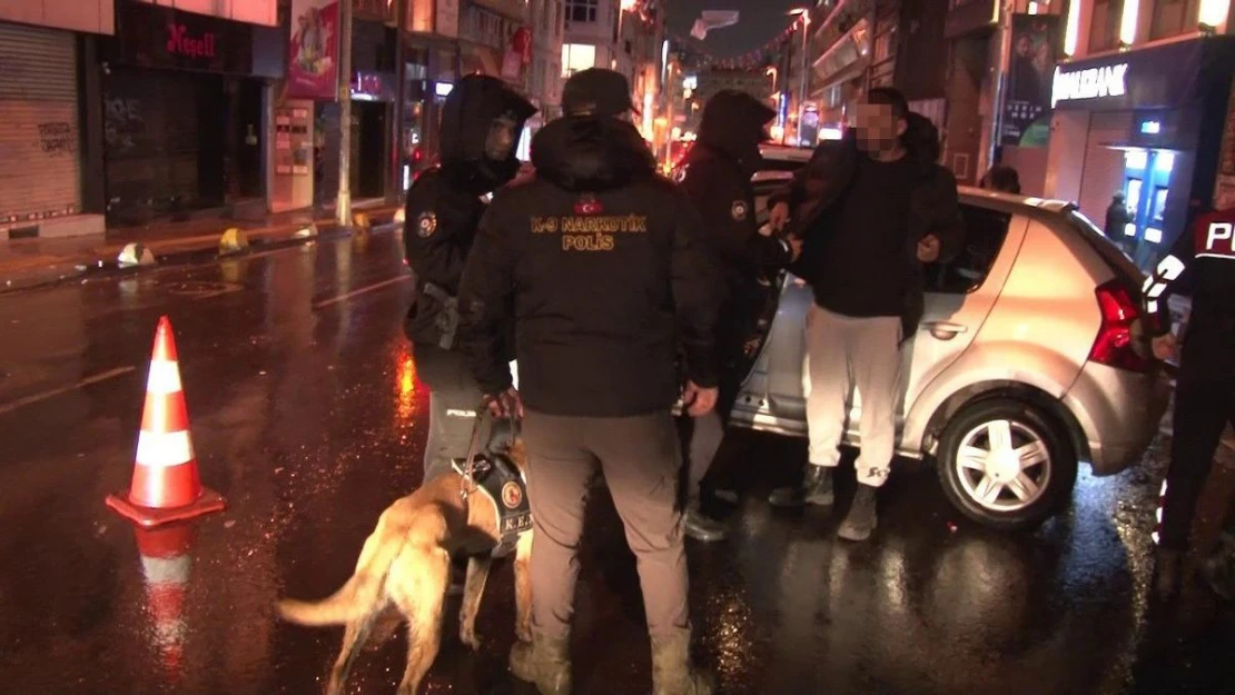 Kadıköy'de yapılan huzur denetiminde üzerinde uyuşturucu madde taşıyan şahıs yakalandı