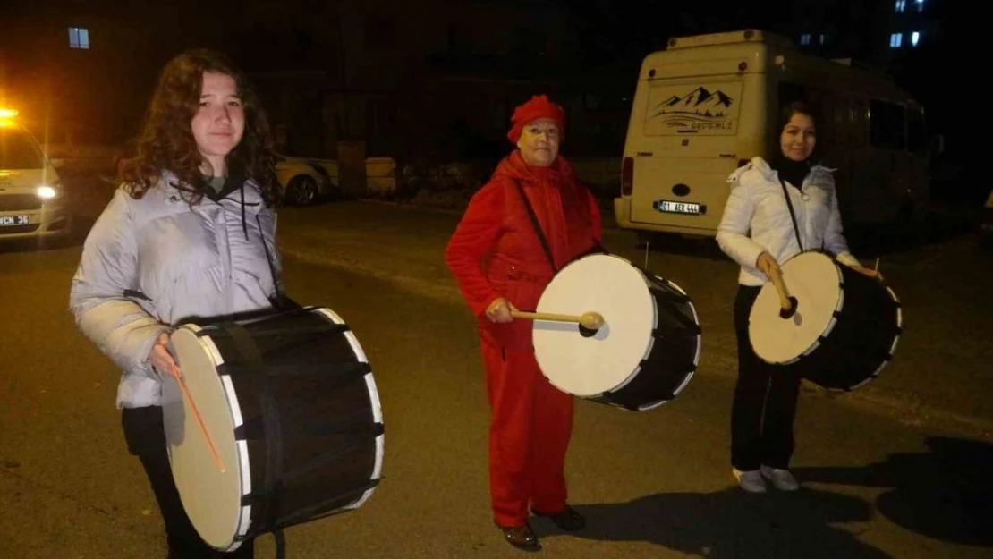 Kadın davulcular, ilk sahura vatandaşları manilerle uyandırdı