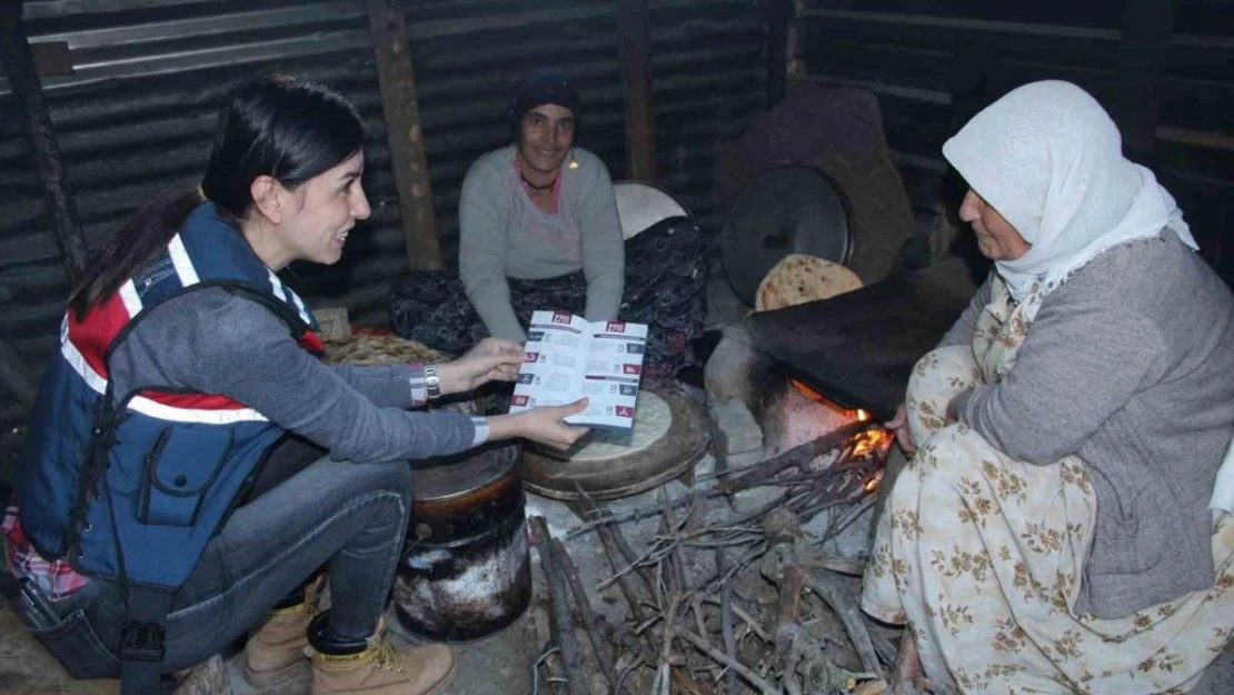 Kadın komutanlar köylerde KADES'i tanıtıyor