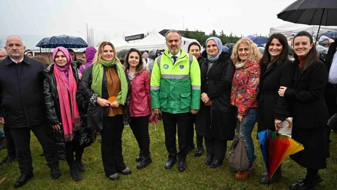 Kadınlar Günü'nde erguvan fidanları toprakla buluştu