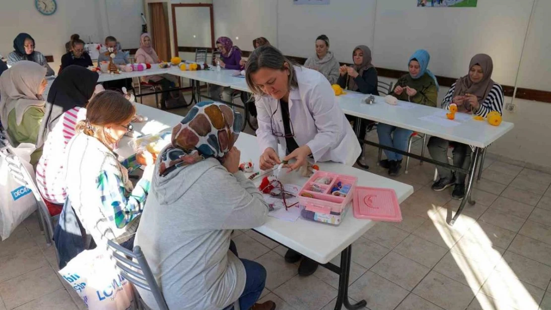 Kadınlar ilmek ilmek örüyor