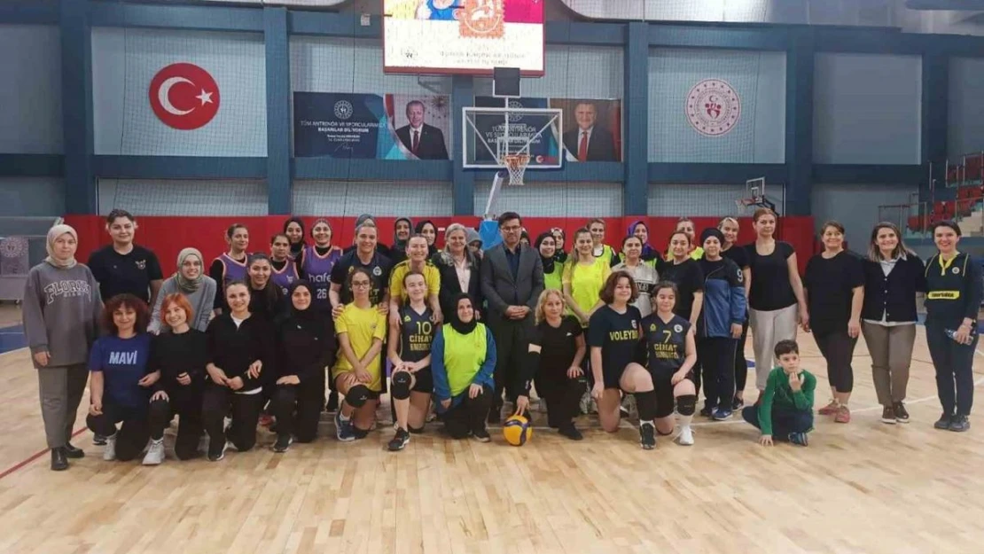 Kadınlar voleybolda kozlarını paylaştı