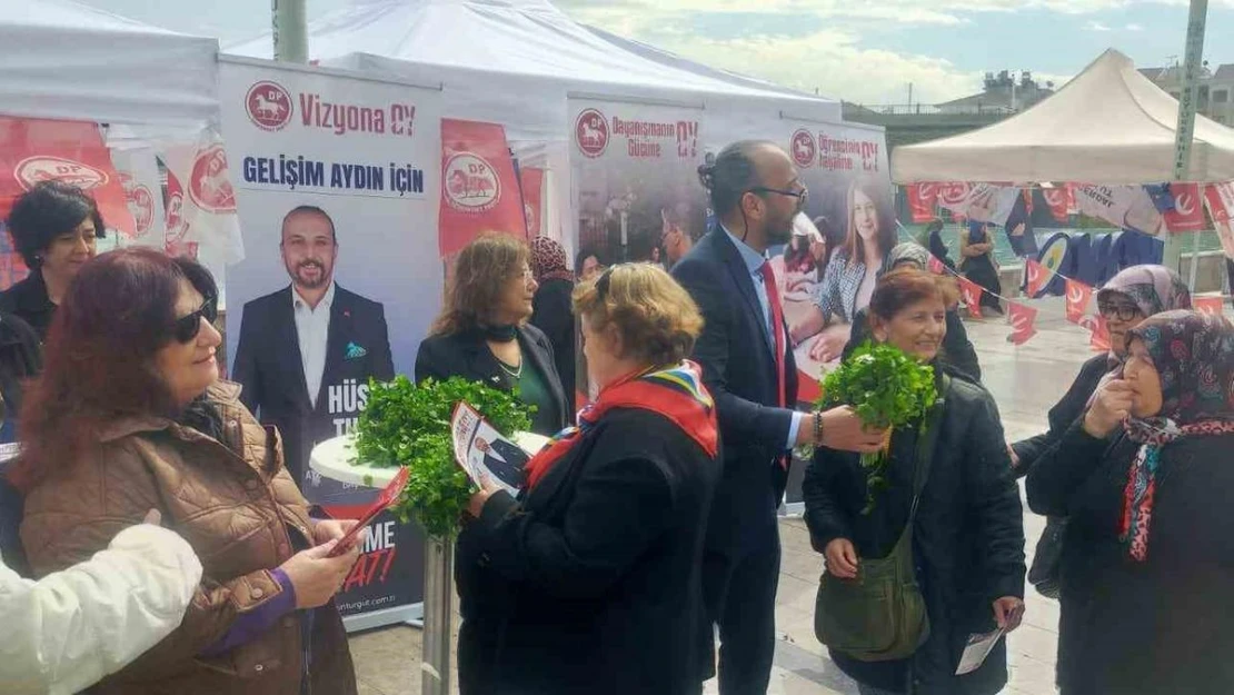 Kadınların gününü maydanoz dağıtarak kutladı