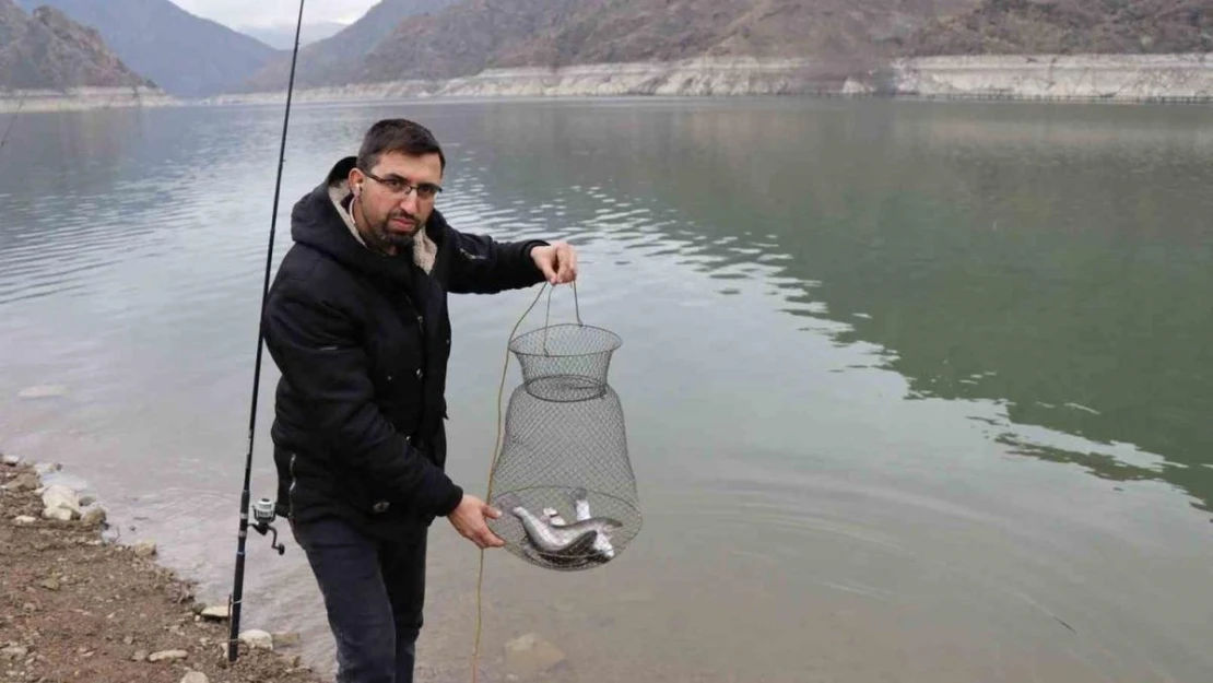 Kafeslerden kaçan balıkları oltayla tutuyorlar