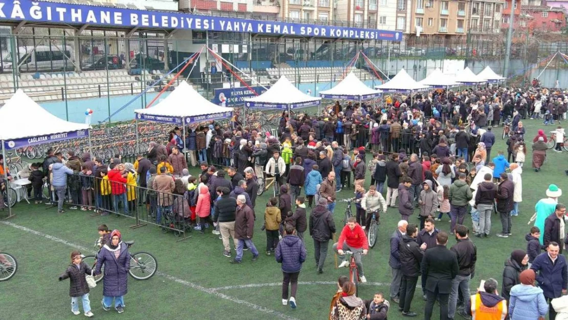 Kağıthane'de camiye giden çocuklara bin bisiklet hediye edildi