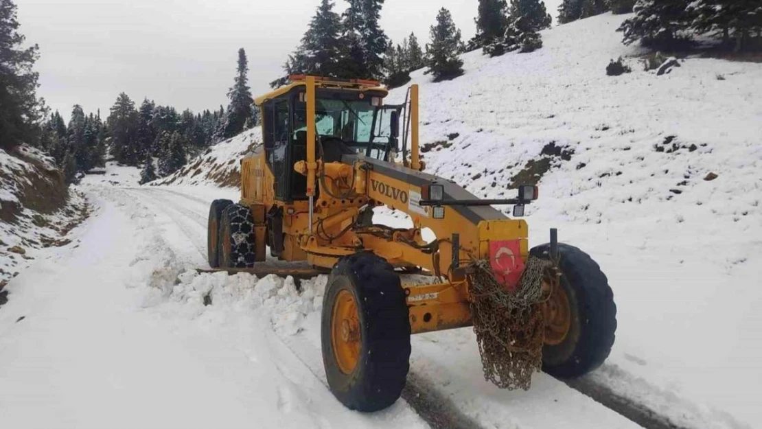 Kahramanmaraş Büyükşehir Belediyesi, Göksun'da kış şartlarıyla mücadelesini sürdürüyor