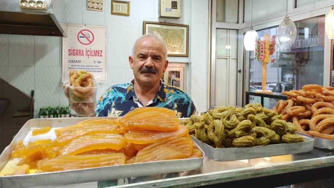 Kahramanmaraş'ta bir tatlıcı depremde 10 saat enkazda kaldı, şubeleri zarar gördü tatlı yapmaktan vazgeçmedi