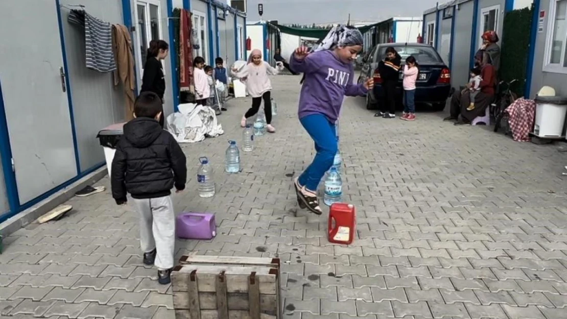 Kahramanmaraş'ta çocuklar konteyner kentte survivor parkuru yaptı