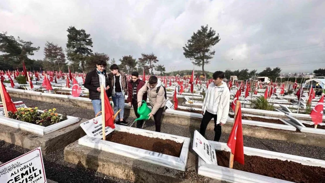 Kahramanmaraş'ta depremin yıldönümünde mezarlıklar doldu taştı