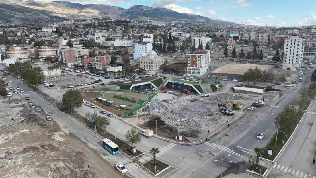 Kahramanmaraş'ta ikinci 'saçma yapı' yıkılıyor