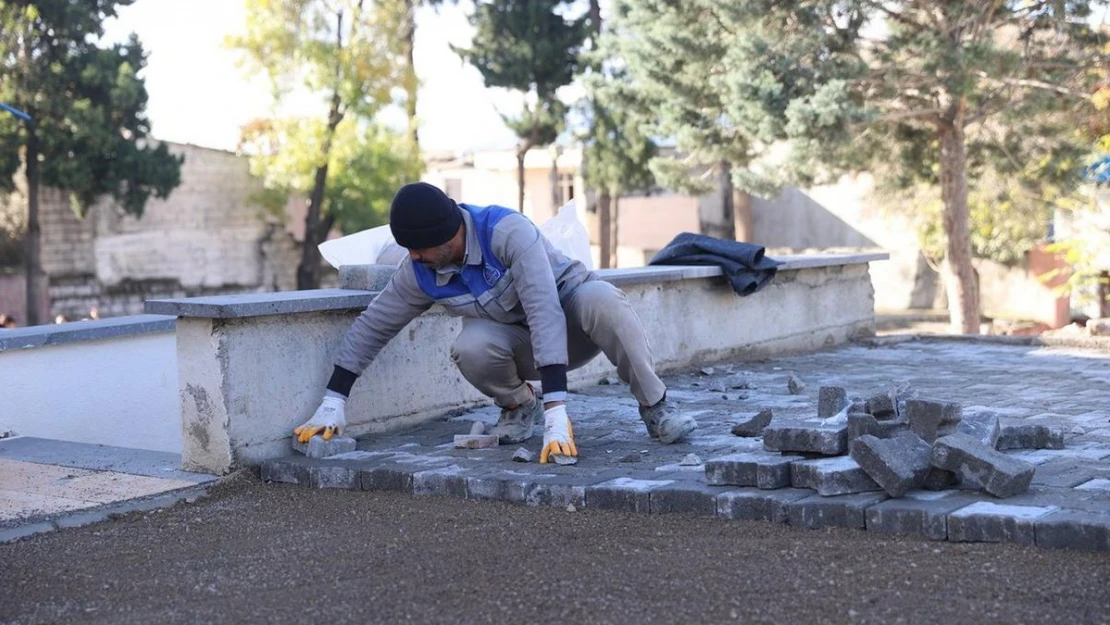 Kahramanmaraş'ta Kayabaşı İlkokuluna çevre düzenlemesi