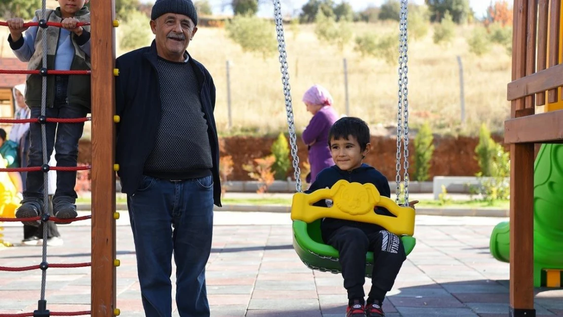 Kahramanmaraş Yenikent'e çocuk oyun alanı