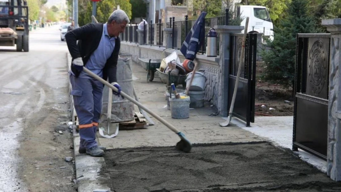 Kaldırım yenileme çalışmaları devam ediyor