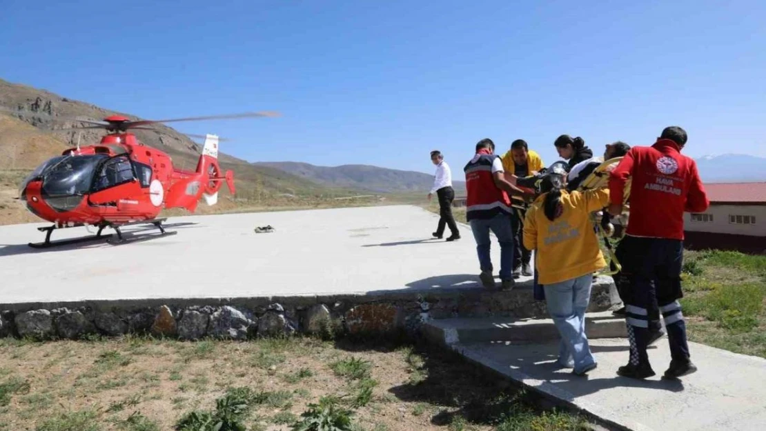 Kalp krizi geçiren vatandaş ambulans helikopterle Van'a sevk edildi