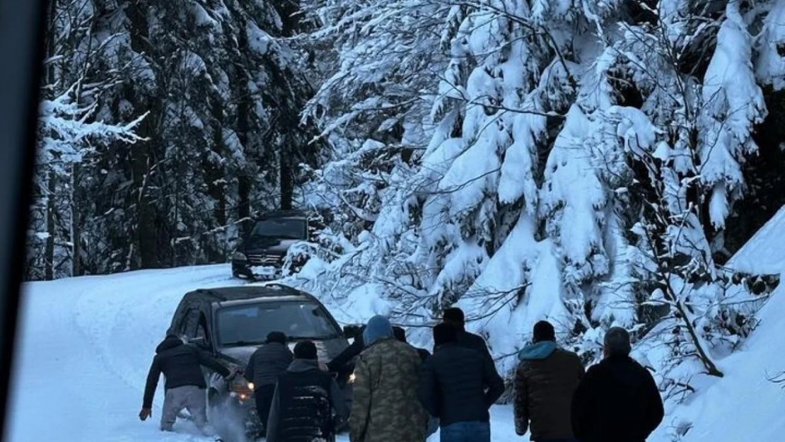 Kamp yaptıkları yaylada mahsur kalan 8 kişiyi off-road ekipleri kurtardı