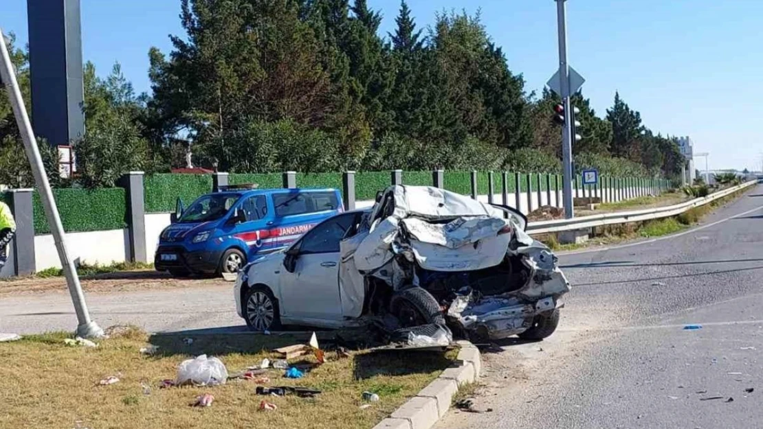 Kamyon, kırmızı ışıkta duran otomobile çarptı:2 yaralı