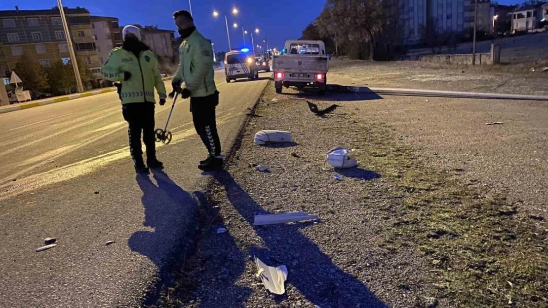 Kamyonet aydınlatma direğine çarptı: 1 yaralı