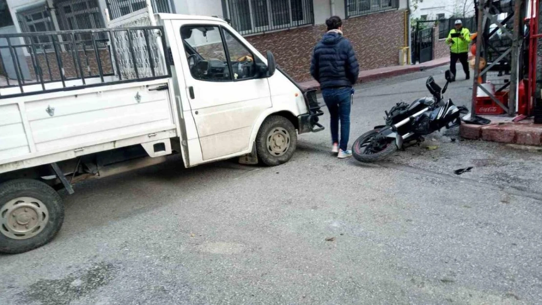 Kamyonetle motosiklet çarpıştı: 1 yaralı