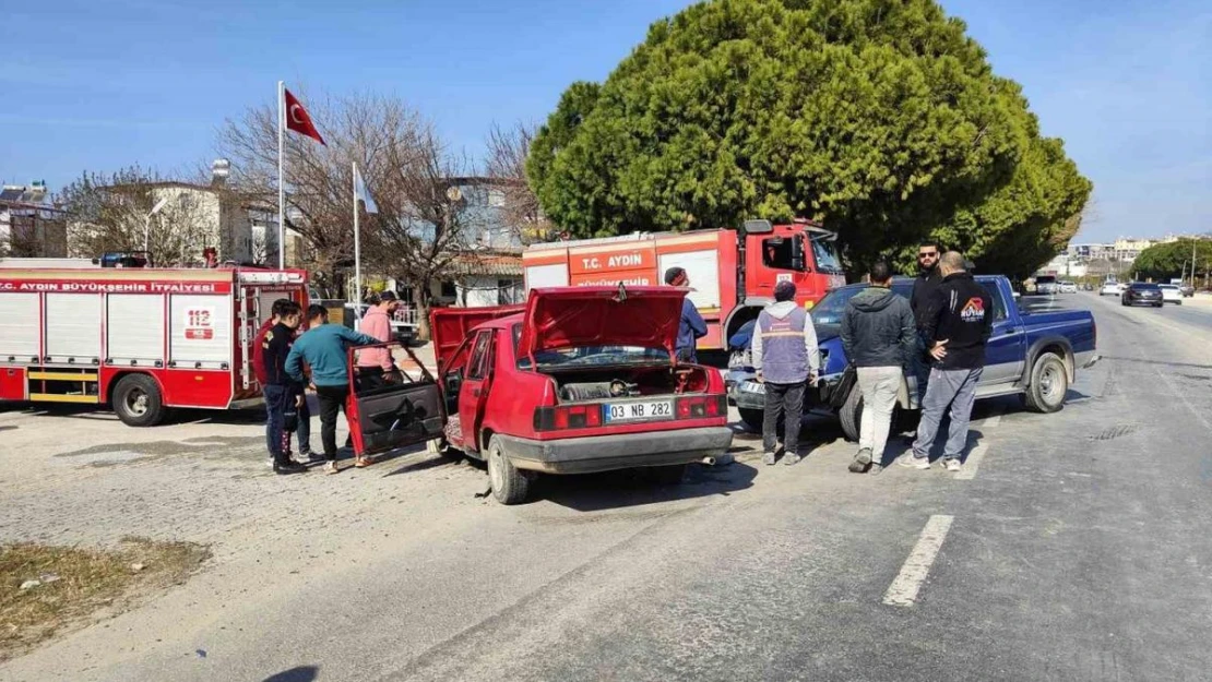 Kamyonetle otomobil kafa kafaya çarpıştı: 1'i ağır 3 yaralı