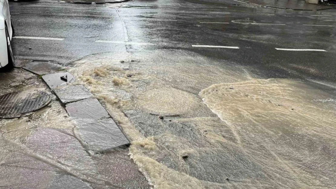 Kanalizasyon borusu patladı, cadde göle döndü