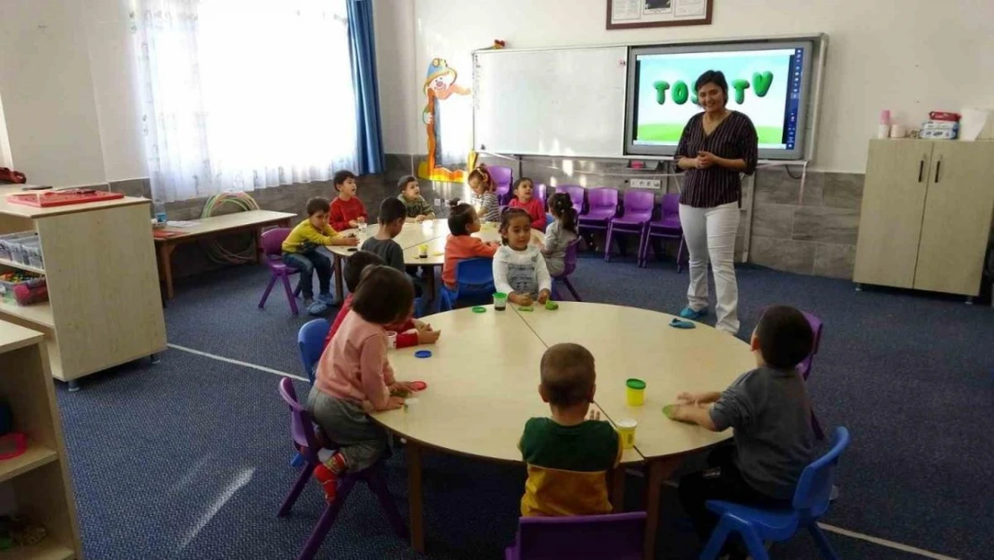 Kanseri yenen Ayşegül öğretmen 2 yıl sonra öğrencilerine kavuştu, okul bayram yerine döndü