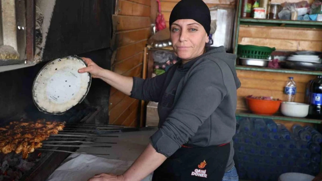 Kanserle mücadele eden depremzede kadın, kebapçılık yaparak evlatlarına umut oluyor