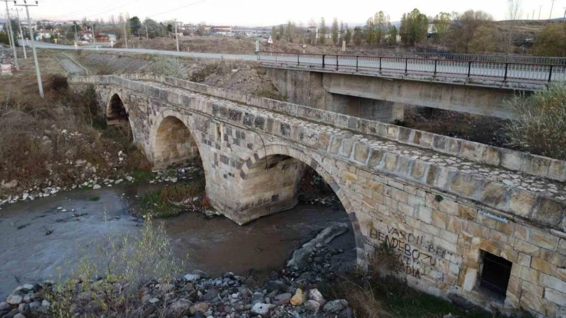 Kanuni Sultan Süleyman döneminde yapılan kemer köprü asırlara meydan okuyor